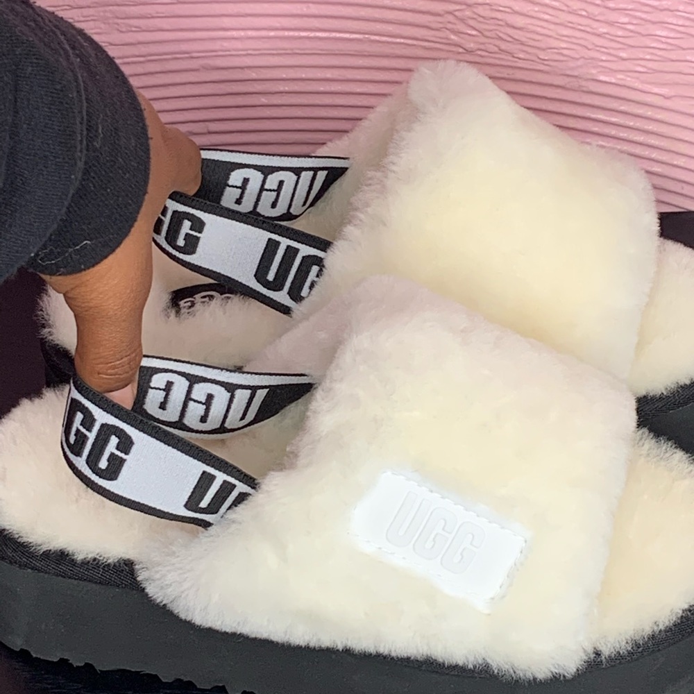UGG SLIPPERS
